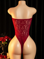 Mono sexy de hombros descubiertos en rojo
